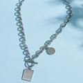 Dettaglio della collana con chiusura a T argento e pendenti incisi rettangolari e tondi - Collana Argento
