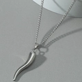 Collana con ciondolo cornicello portafortuna in acciaio inossidabile su sfondo grigio - Argento