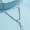 Collana infinity in acciaio inossidabile argento lucido su un piedistallo blu - Argento