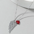 Collar minimalista de ala de ángel plateada con un colgante de gema roja en forma de corazón - Color Acero