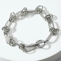 Bracciale a catena geometrica in acciaio al titanio lucido argento su base bianca - Stile Minimalista Argento