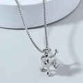 Collar con colgante de perro globo 3D en plata pulida sobre un soporte de exhibición elegante - Estilo Caniche