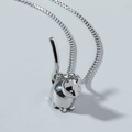 Collar con colgante de gato sentado en metal plateado pulido y cadena elegante - Gato