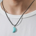 Collana retrò con ciondolo a luna turchese e cordino nero indossata dal modello - Uomo (Cordino Nero)