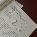 Elegante collana a Y in argento sterling 925 con perline scorrevoli su un libro aperto - Argento 925 / Stile Minimalista con Perle Tonde a Forma di Y Lunga (XL077)
