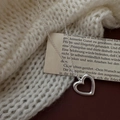Collana minimalista in argento S925 con pendente a cuore cavo su sfondo maglione di maglia bianca - Argento 925 / Argento (XL061)