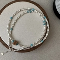 S925 Sterling Silber Perlenkette mit Türkis und Holzakzenten auf einem Ledertablett - Koreanische Nische Türkis Reisperlen Choker (32TL45) / 925er Silber