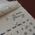 Minimalistische S925 Sterlingsilber Kette mit Anhängern auf Leinwand Kalender Hintergrund - 925er Silber / Silber