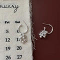 Pendientes de racimo en plata de ley S925 con perlas pulidas sobre fondo de estilo vintage - Estilo Plateado (EH052) / Plata 925