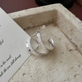 Polierter S925 Sterlingsilber Ring in breiter, gewölbter Form auf einem Steintablett - Einstellbar Offen / Silber Unregelmäßiger Stromlinienform Breiter Stil (JZH074)