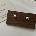 Boucles d'oreilles étoiles minimalistes en argent S925 sur support en bois de noyer - Style Étoile (EH053) / Argent 925