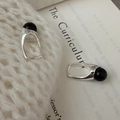 Minimalistische S925 Silber Creolen mit schwarzem Onyx auf weißem Strickhintergrund - 925er Silber / Schwarzer Achat Tropfenform (EH033)