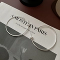 Orecchini a cerchio minimalisti in argento 925 esposti su una pagina di rivista parigina - Stile Cerchio Sottile Grande (EH051) / Argento 925
