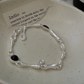 Bracelet en argent sterling S925 avec agate noire posé sur un plateau en céramique - Style Agate Noire Mate (SLS145)
