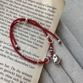 Bracciale minimalista in argento S925 con cordino rosso e ciondolo a cuore su libro - Stile a Cuore (18SL14) / Argento 925