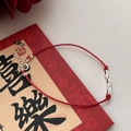 Bracelet minimaliste en argent S925 avec perles et cordon rouge sur sa carte - Argent 925 / Rouge