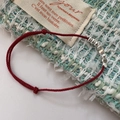 Braccialetto minimalista in corda rossa con perle d'argento S925 e nodo regolabile - Stile Minimalista Corda Rossa Argento Frammentato (18SL21) / Argento 925