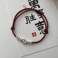 Bracelet cordon rouge avec charm lingot en argent S925 et perles sur carte de calligraphie - Style Corde Rouge Lingot (18SL34) / Argent 925