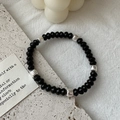 Minimalistisches S925 Sterlingsilber Perlenarmband mit schwarzen Perlen und Streifenakzenten - Schwarzer Achat mit Silbernen Texturcharms (17SL44)