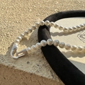 Collana di perle in argento S925 con fibbia satinata opaca su uno sfondo di pietra grezza - Argento 925 / Bianco (13TL33)