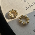 Anillos minimalistas de plata 925 y cuentas doradas con textura espiral sobre fondo de yute - Abierto Ajustable / Dorado (40JZ15)