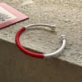 Bracciale rigido aperto in argento sterling S925 con filo rosso e sfere finali - Bracciale in Argento con Filo Rosso (8SZ33) / Argento 925