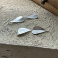 Orecchini a foglia minimalisti in argento S925 con finitura opaca su base in pietra - Stile Cuore Minimalista Smerigliato (EH042)