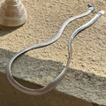 Italienische S925 Sterlingsilber Schlangenkette auf einer Natursteinplatte - 925er Silber / Weißgold (15TL66)