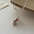 Collana pupazzo di neve in argento 925 con filo colorato su sfondo bianco minimalista - Stile Pupazzo di Neve Sciarpa Arcobaleno (46TL14) / Argento 925