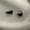 Orecchini minimalisti in argento S925 con smalto nero su vassoio in pietra naturale - Nero (EH084)
