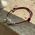 Bracciale in corda rossa intrecciata con ciondolo a delfino in argento opaco - Stile Corda Rossa Delfino (19SL23)