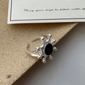 Anillo minimalista de plata S925 con ágata negra redonda y diseño vintage de rayos de sol - Abierto Ajustable / Estilo Estrella Radial (JZA098)