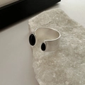 Matter S925 Sterlingsilber Ring mit zwei schwarzen Onyx-Steinen auf weißem Naturstein - Einstellbar Offen / Matte Schwarzer Achat Stil (JZA097-Schwarz)