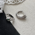 S925 sterling zilveren huggie oorbellen met groene zirkoon en zijwaarts pavé-gezet - Witgoud