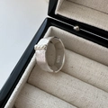 Brede S925 zilveren ring met geborstelde textuur en drie ingelegde parels - Geborsteld Gehamerd Stijl Met Parel (JZG099)