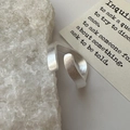 Minimalistischer S925 Sterlingsilber Ring mit matter gebürsteter gewellter Geometrie - Einstellbar Offen / Unregelmäßiger Wellenstil (JZG083)