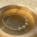 Bracciale minimalista in argento sterling S925 con perline testurizzate in una ciotola - Argento 925 / Argento (19SL52)