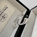 Anello minimalista in argento sterling S925 con design a onda asimmetrica in scatola - Stile Onda Liquida (JZG084)