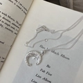 Collana con luna e stella in argento sterling S925 su pagine di un libro vintage - Ciondolo Luna Stella Martellato Retrò (XLV112)