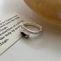 Anello aperto in argento S925 con trama a spirale e pietre a contrasto marquise - Aperto Regolabile / Stile a Corda Incrociata a Doppia Pietra Bianca e Nera (JZF115)