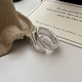 Minimalistischer S925 Sterling Silber Federring mit Vintage-Bohemian-Texturen - Federstil (JZF074) / [produktmerkmale]: Dieser Silberweiße Metallisch Glänzende Federförmige Ring Besticht Durch Sein Mehrschichtiges Überlappendes 3d-design. Die Detailgetreue Darstellung Der Federadern Unterstreicht Den Ausgeprägten Bohemian-vintage-stil. Der Ring Hat Eine Natürliche Silbertextur Und Eine Starke Optische Präsenz.