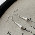 Pendientes de flor de trompeta de plata S925 minimalistas con textura de rayas verticales - Plata 925 / Diseño de Flor de Trompeta (EH151)