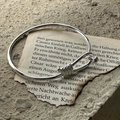 Poliertes S925 Sterlingsilber Shackle Knoten Armreif auf Papier im Vintage Stil - Minimalistischer Hufeisenknoten-Stil (SZQ040)