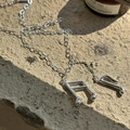 Collana minimalista con note musicali in argento S925 su una superficie in pietra - Stile Nappina Nota Musicale (XL179) / Argento 925