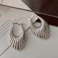 Minimalist S925 sterling silver U-shaped earrings with vintage vertical striped texture - 925 Silver / Silver Pleated U-shaped Ear Buckle (EH110)