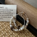 Pendientes de aro en plata S925 con cuentas de concha blanca natural y madera - Estilo de Aro con Cuentas de Concha y Madera (38ES14)