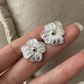 Orecchini a lobo in argento S925 a forma di fiore con trama in metallo spazzolato - Argento 925 / Argento (EH098)