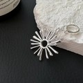 Ciondolo solare artistico in argento sterling S925 con chiusura su fondo in pietra - Ciondolo Fiore Irregolare (DZ117)