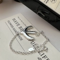 Bracciale minimalista con uccellino in argento sterling S925 su sfondo vintage elegante - Stile Uccello (SLT110) / Argento 925