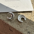 Orecchini a mezzaluna in argento S925 con texture martellata irregolare rifinita - Argento 925 / Hammered Moon Style (EH165)